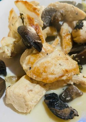 Una foto de Pechuga de pollo con champiñones light
