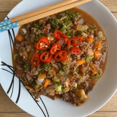 A picture of Char Keow Teow with beef gravy.