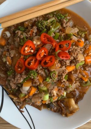 A picture of Char Keow Teow with beef gravy.
