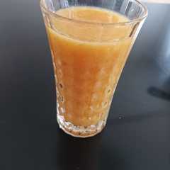 Una foto de Zumo de naranja, mandarina y albaricoque 🍊🍹
