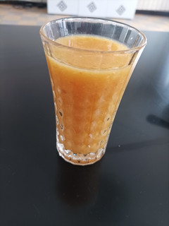 Una foto de Zumo de naranja, mandarina y albaricoque 🍊🍹
