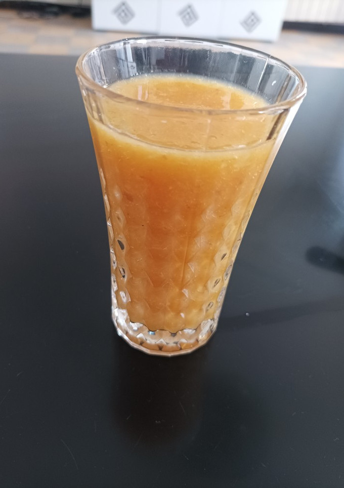 Una foto de Zumo de naranja, mandarina y albaricoque 🍊🍹