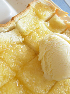 A picture of Honey Butter Toast with Vanilla Ice Cream.
