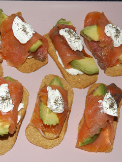 Una foto de Salmón escocés ahumado en pan tostado