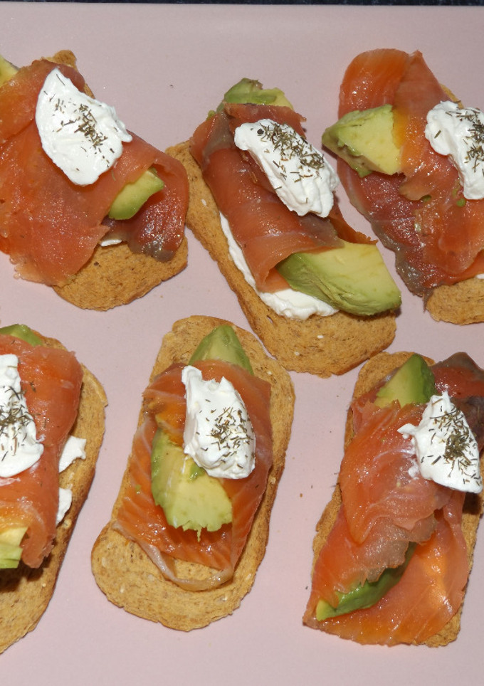 Una foto de Salmón escocés ahumado en pan tostado