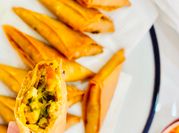 Une photo de poulet oignon caramélisé