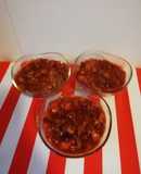 Postre ligero de queso con sirope de fresas