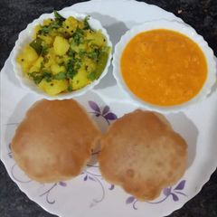 A picture of #SD4 Aamras poori, alu ki sabzi.