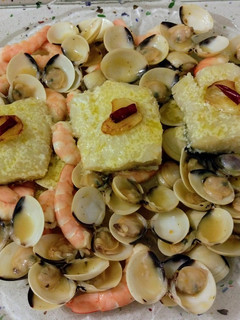Una foto de Bacalao al pil pil con almejas y langostinos