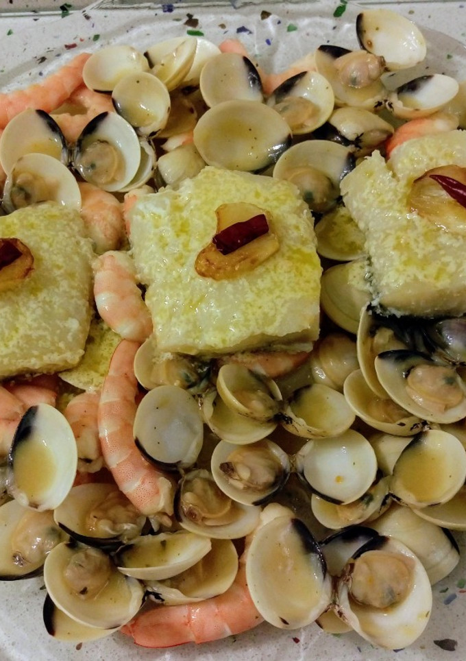 Una foto de Bacalao al pil pil con almejas y langostinos