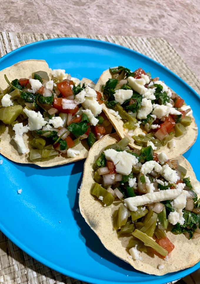 Una foto de Tostadas de nopales