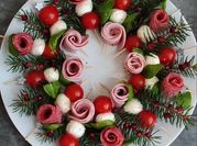 Una foto de ensalada con salami