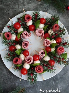 Una foto de Ensalada corona navideña