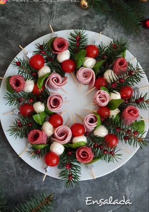 Una foto de Ensalada corona navideña