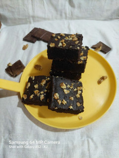 व्होल व्हीट वाॅलनट ब्राऊनी (Whole wheat walnut brownie recipe in marathi) रेसिपी चे मुख्य फोटो