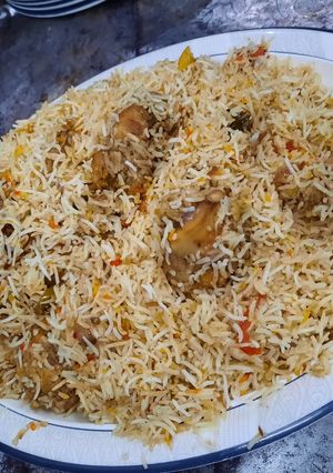 A picture of White chicken biryani.