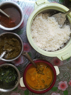 சாதம்பாவக்காய் குழம்பு கீரை பொரியல் கீரை கடைசல் மிளகு ரசம் செய்முறை முக்கிய புகைப்படம்