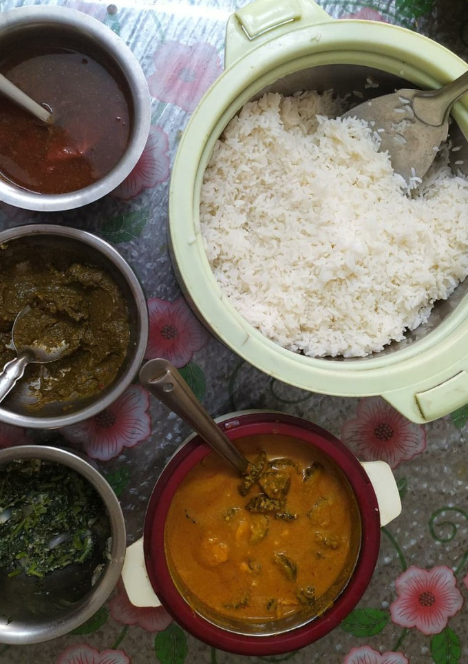 சாதம்பாவக்காய் குழம்பு கீரை பொரியல் கீரை கடைசல் மிளகு ரசம் செய்முறை முக்கிய புகைப்படம்