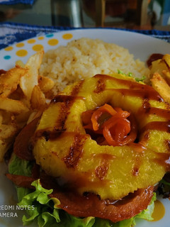 Una foto de Hamburguesa Hawaiina