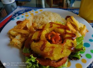 Una foto de Hamburguesa Hawaiina