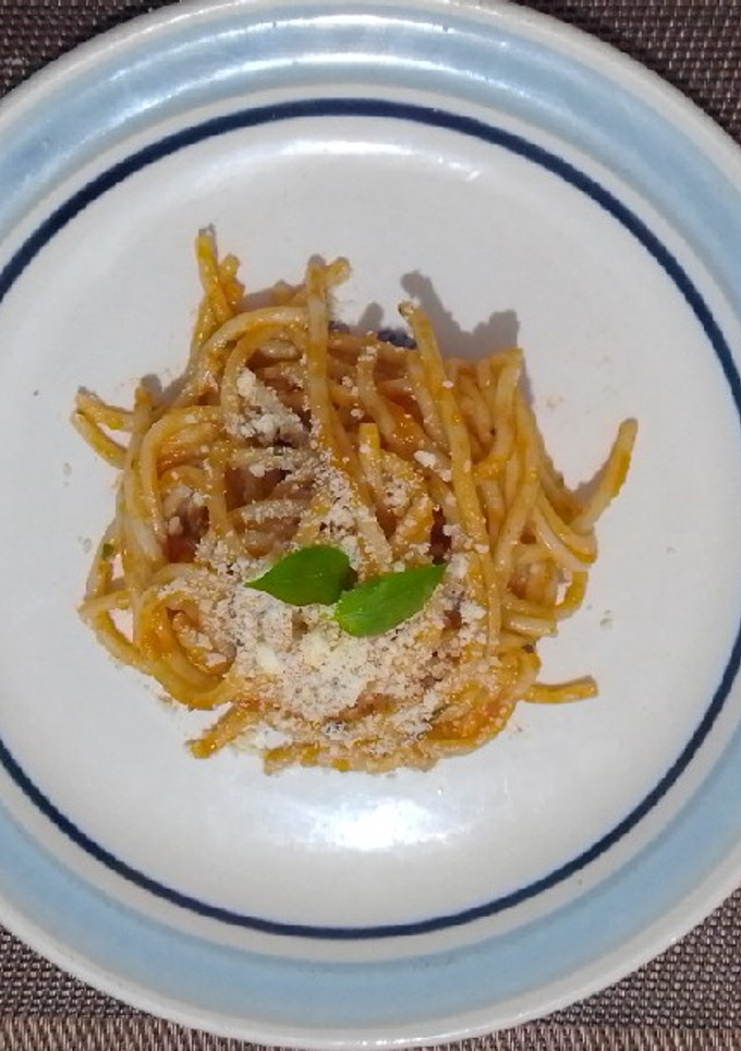 Una foto de Spaghetti con parmesano y salsa de jitomate