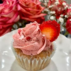 A picture of Strawberry Cupcakes 🍓 🧁.