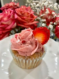 A picture of Strawberry Cupcakes 🍓 🧁.