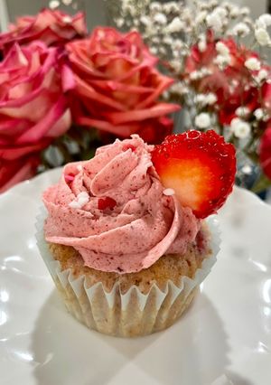 A picture of Strawberry Cupcakes 🍓 🧁.