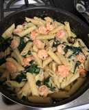 Pasta penne con camarones en salsa al limón picante