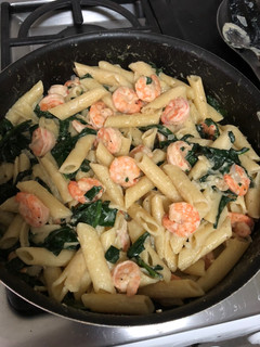 Una foto de Pasta penne con camarones en salsa al limón picante