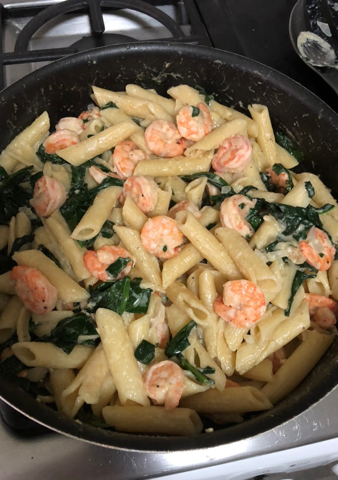 Una foto de Pasta penne con camarones en salsa al limón picante