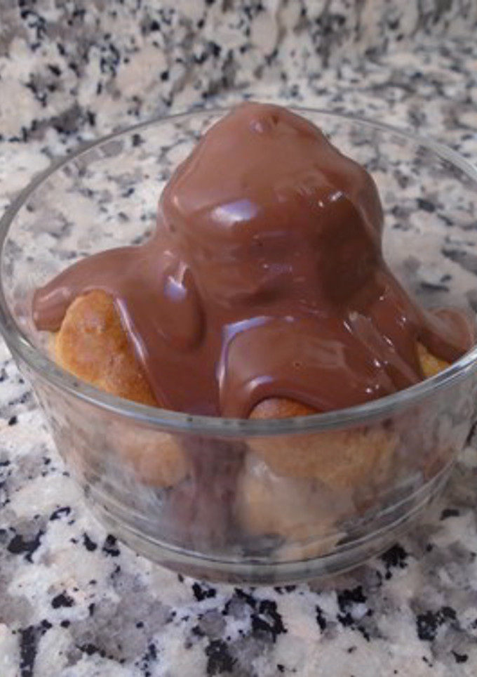 Una foto de Profetiroles rellenos de crema de café