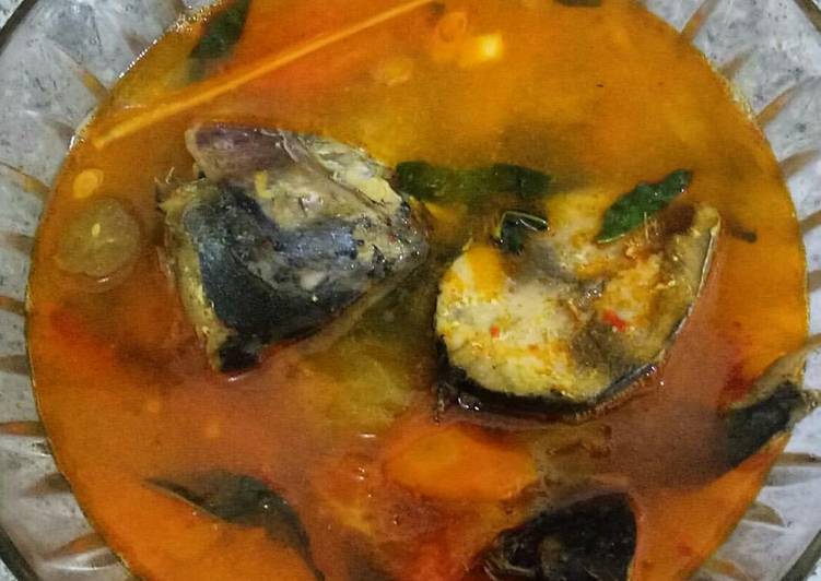 Bagaimana Menyiapkan Sup Ikan Tuna Asam Pedas yang Menggugah Selera