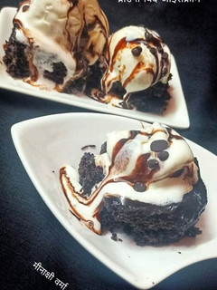 ब्राउनी विद आइसक्रीम (Brownie with ice-cream recipe in Hindi) रेसिपी मुख्य फोटो