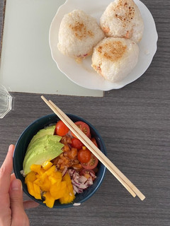 Una foto de Poke de salmón
