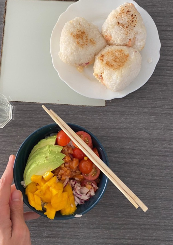 Una foto de Poke de salmón