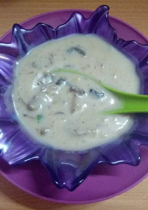 A picture of Creamy mushroom soup.