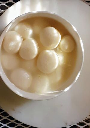 A picture of Gulab flavour Rasgulla.