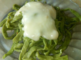 Fideos de acelga con salsa blanca
