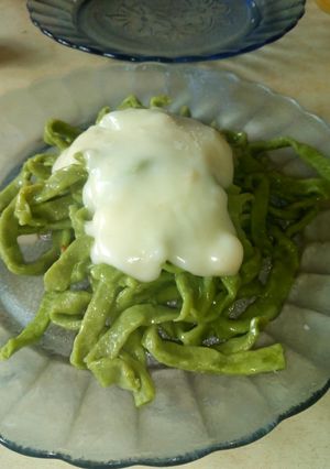 Una foto de Fideos de acelga con salsa blanca