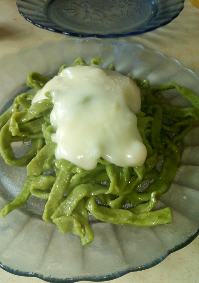 Una foto de Fideos de acelga con salsa blanca