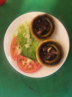Una foto de Champiñones en salsa verde y taquitos de jamón
