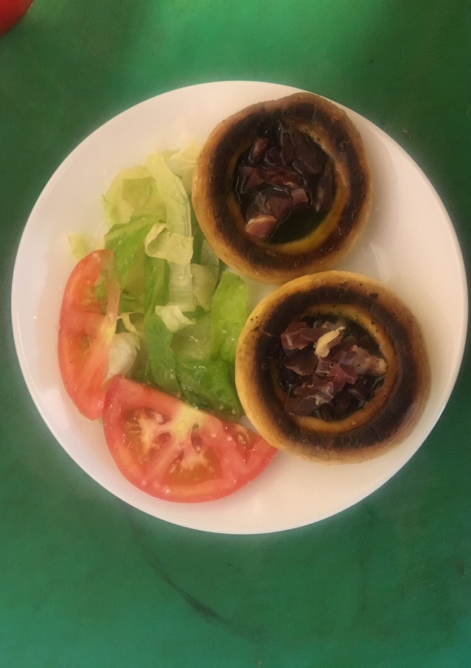 Una foto de Champiñones en salsa verde y taquitos de jamón