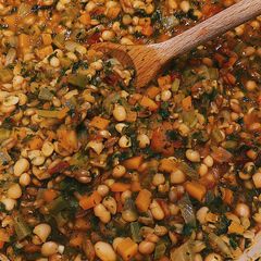 A picture of Tuscan white bean stew soup with kale and spelt🍲.