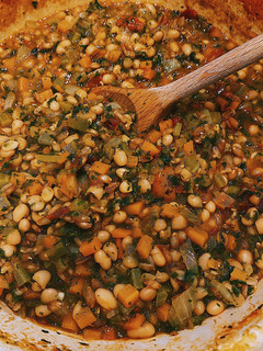 A picture of Tuscan white bean stew soup with kale and spelt🍲.