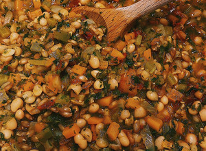 A picture of Tuscan white bean stew soup with kale and spelt🍲.
