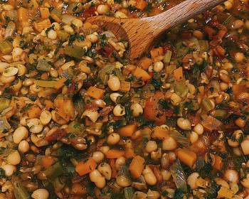 Update, Making Recipe Tuscan white bean stew soup with kale and spelt Delicious