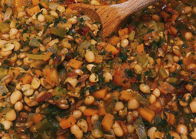 Tuscan white bean stew soup with kale and spelt🍲