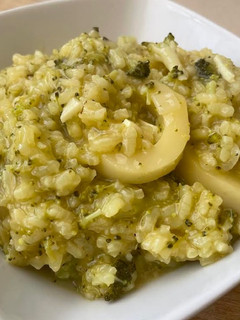 Una foto de Arroz meloso con calamares veganos