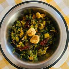 A picture of Palak with brinjal and badi.